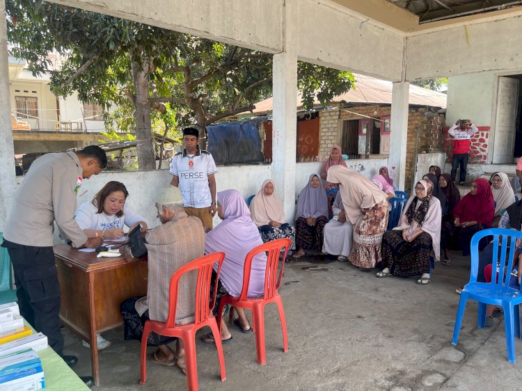 Bantu Warga Pasca Gempa, Sidokkes Polres Ende Polda NTT Gelar Pelayanan Kesehatan Keliling