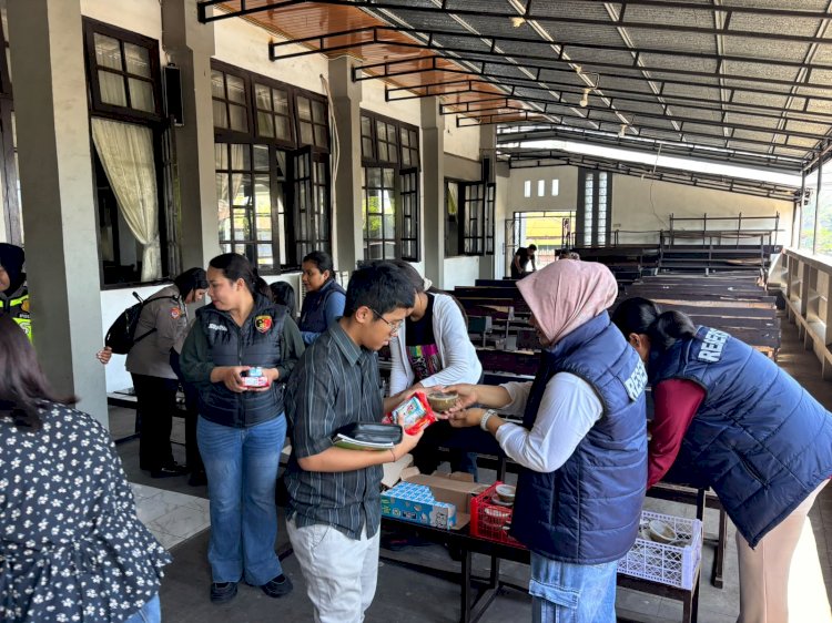 ​Peduli Pasca Gempa, Polwan Polres Ende Polda NTT Salurkan Makanan Bergizi untuk Anak Anak Terdampak di Gereja Syalom