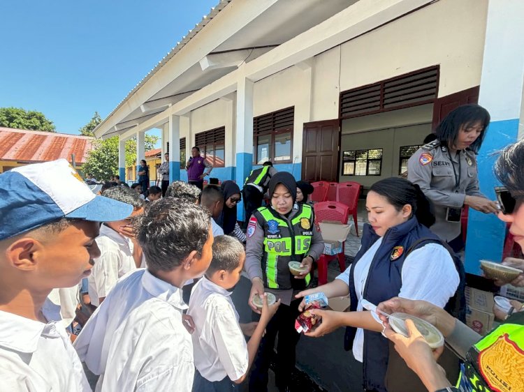 Polwan Polres Ende Polda NTT Terus Bagikan Makanan Bergizi bagi Ratusan Siswa SMP Swasta Kristen Ende Pascagempa