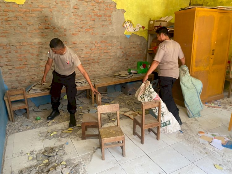 Polres Ende Polda NTT Terus Bergotong Royong Bersihkan Puing PAUD Mekar Sari Pasca Gempa, Pemdes Manulondo Ucapkan Terima Kasih