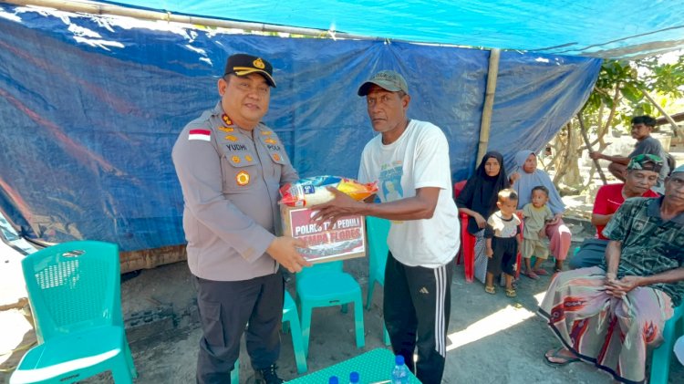 Kapolres Ende Salurkan Bantuan Sosial dari Polres TTU untuk Warga Terdampak Gempa di Tetandara Ende