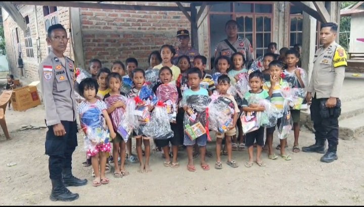 Ukir Senyum Anak Anak, Kapolres TTU Salurkan Bantuan Tas dan Alat Tulis Sekolah Melalui Kapolsek Wewaria