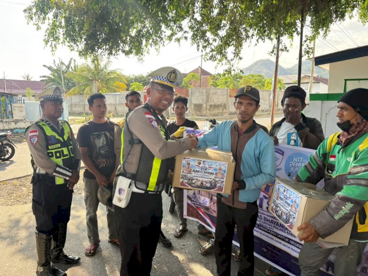 Satlantas Polres Ende Polda NTT Bagi Bagi Sembako ke Pengemudi Ojek dan Warga Kurang Mampu di Hari Lalu Lintas ke-71