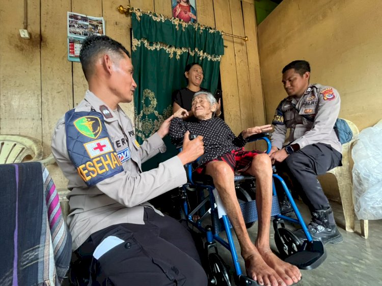 Wujud Kepedulian Polri, Divhumas Polri Salurkan Bantuan Kemanusiaan Bagi Warga Terdampak Gempa di Manggarai