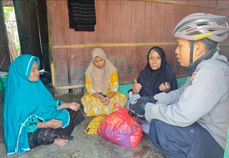 Gowes Anjangsana, Kapolsek Ende Salurkan Bantuan Sembako kepada Lansia Penyintas Gempa Flores