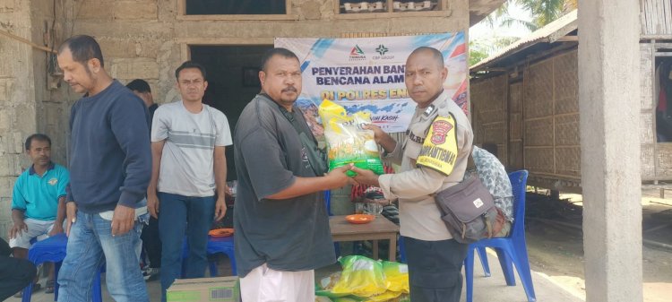Wujud Kepedulian, Polres Ende Polda NTT Salurkan Bantuan Kemanusiaan untuk Warga Kampung Tokoropi Kelurahan Roworena