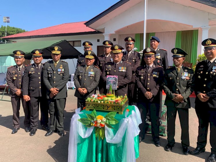 Perkuat Sinergitas, Polres Ende Beri Kejutan Tumpeng pada Peringatan HUT ke-81 TNI