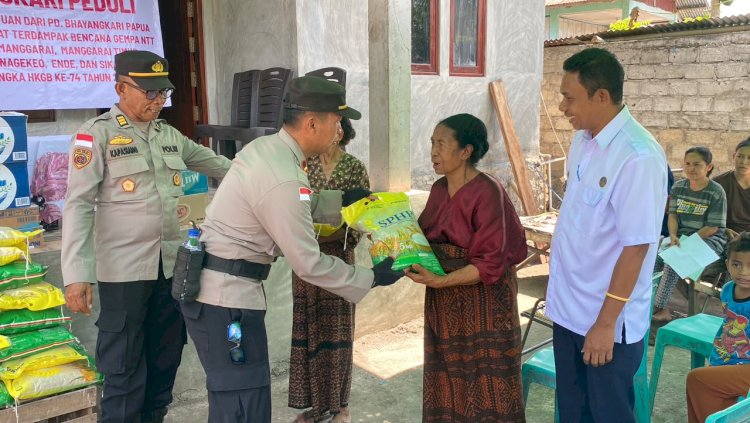 Bhayangkari Polda Papua Gandeng Polres Ende Berikan Bansos Bagi Korban Gempa Flores di Kelurahan Onekore