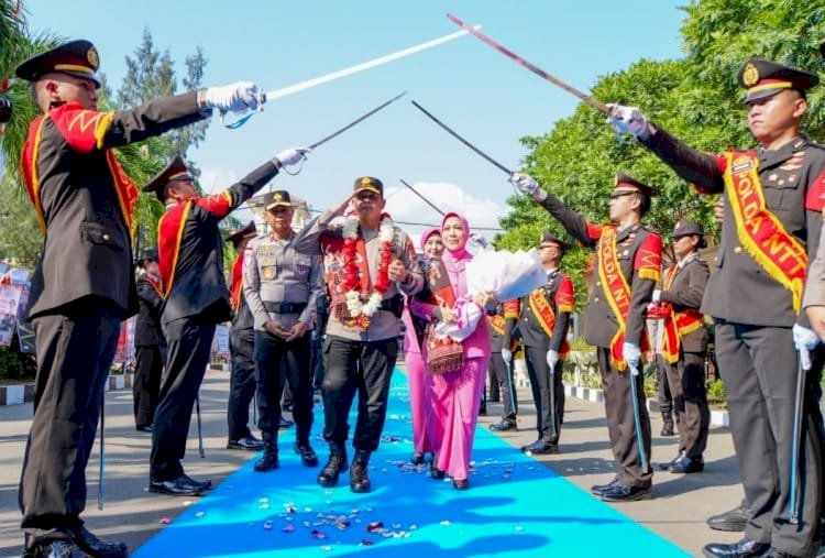 Natoni, Tarian Daerah hingga Pedang Pora Sambut Kehadiran Kapolda NTT Irjen Pol. Reza Arief Dewanto di Mapolda