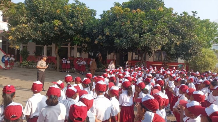 Polisi Peduli Pendidikan, Wakapolsek Ende Ajak Guru dan Murid Ciptakan Suasana Belajar Aman dan Nyaman