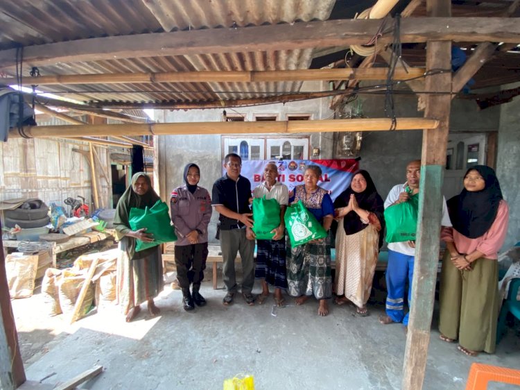 Sihumas Polres Ende Polda NTT Bagikan Sembako untuk Warga di Onekore Sambut Hari Jadi Humas Polri ke-75