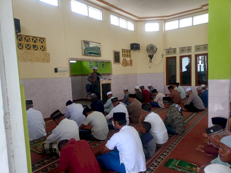 Jumat Keliling di Masjid Al Furqan, Wakapolsek Ende Ajak Warga Hindari Ghibah, Fitnah dan Hoax