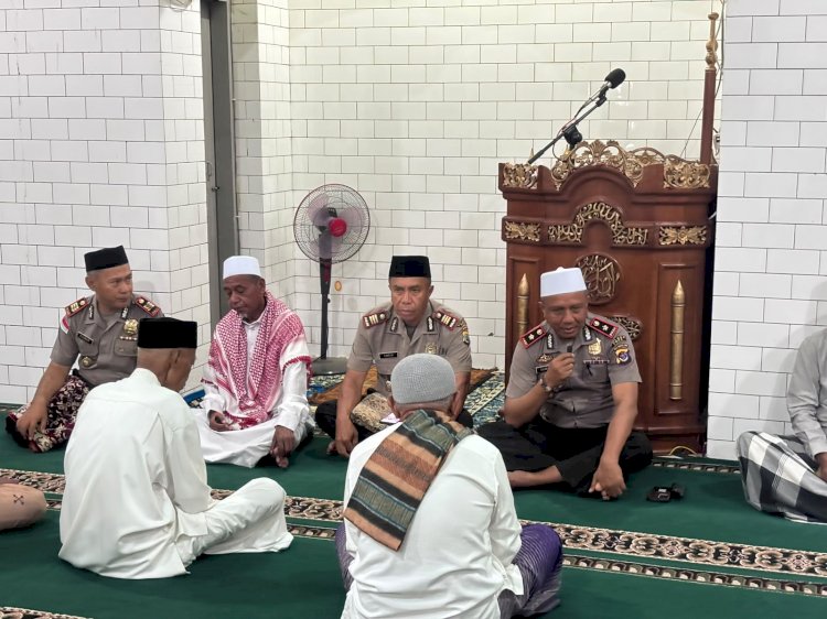 Dengarkan Curhat Warga Soal Miras Hingga Judol, Polres Ende Gelar Subuh Keliling di Masjid Jami Nur Al-Shidiq Saraboro