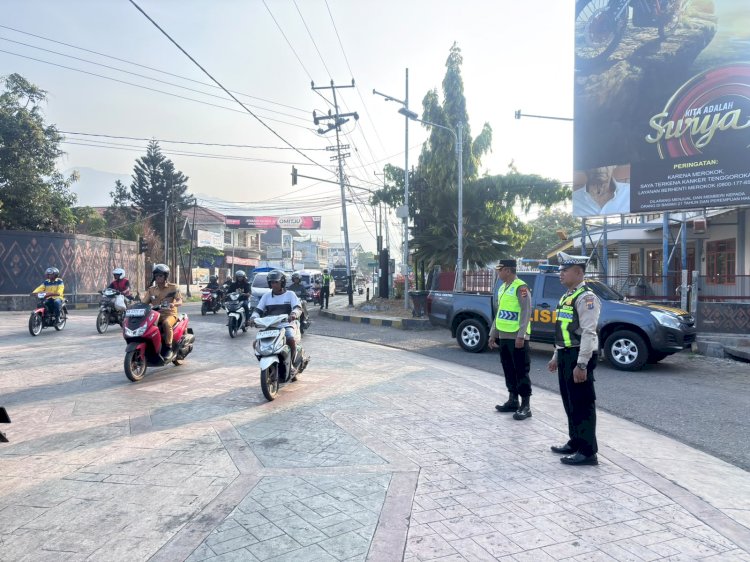 Wujud Pelayanan Prima,  Wakapolres Ende Polda NTT Turun Langsung Pimpin Pengaturan Lalu Lintas Pagi Hari