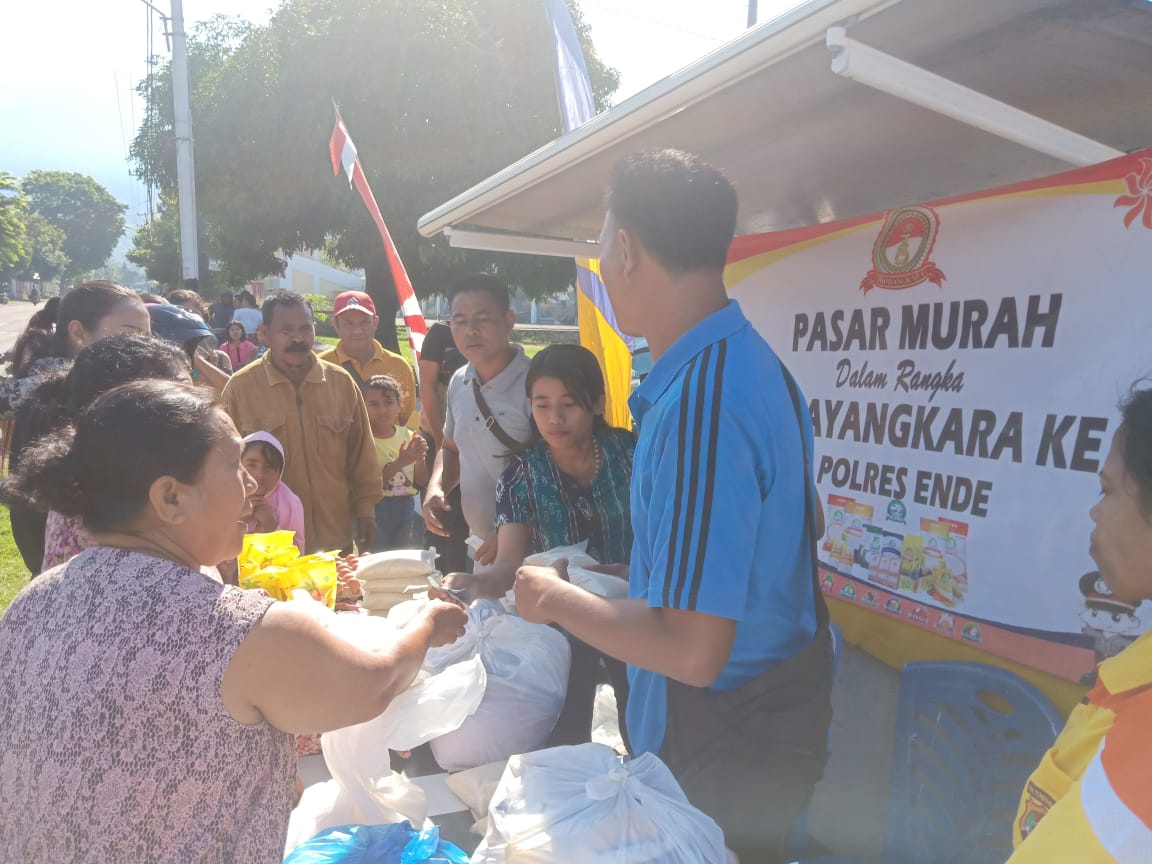 Polres Ende Buka Pasar Murah Jelang HUT Bhayangkara