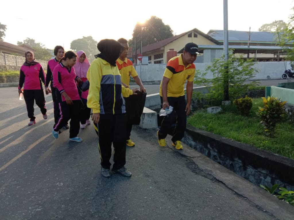 Sepanjang Rute Jalan Sehat, Personil Polres Ende Bersama Bhayangkari Lakukan Aksi Pungut Sampah